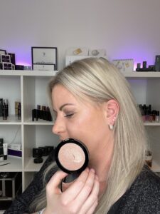 Younique Fusion Highlighter aufgetragen